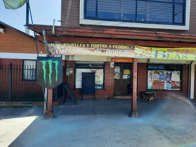 Frente del local con el letrero: pasteles y tortas a pedido, empanadas de horno.