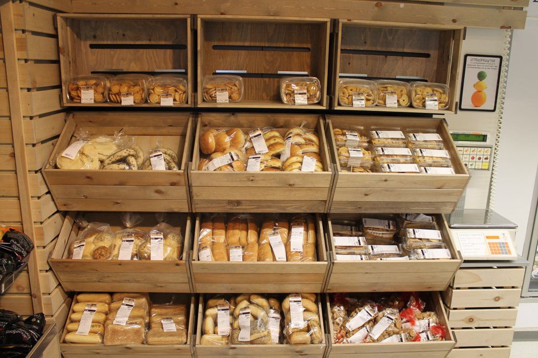 Estantería de panadería con los cajones llenos.