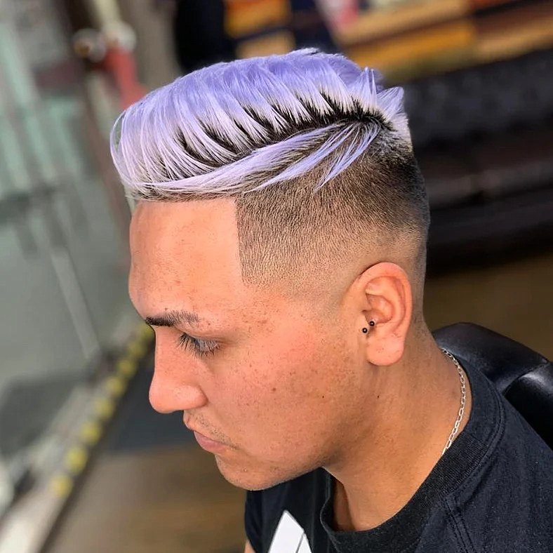 Corte terminado con color lila en la parte superior y degradado a piel en los lados