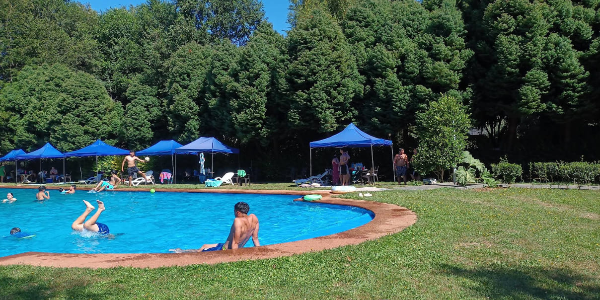 Sector con sombra y familias dentro del recinto