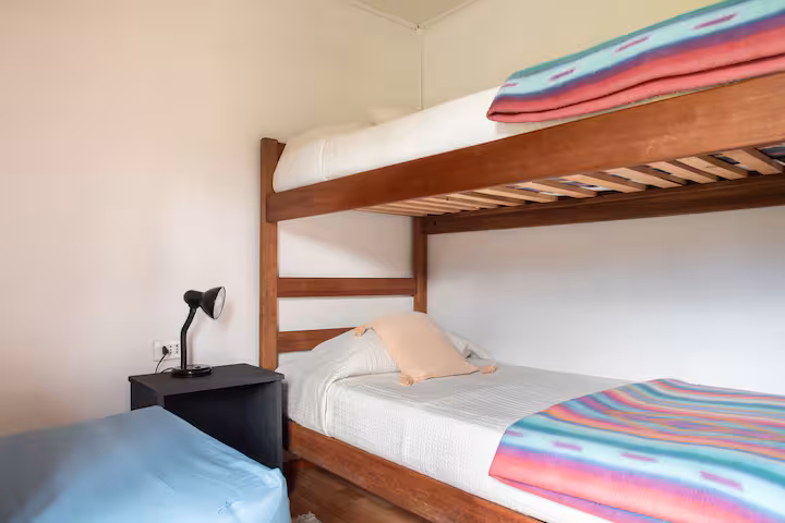 Litera de dos camas con ropa de cama tejida