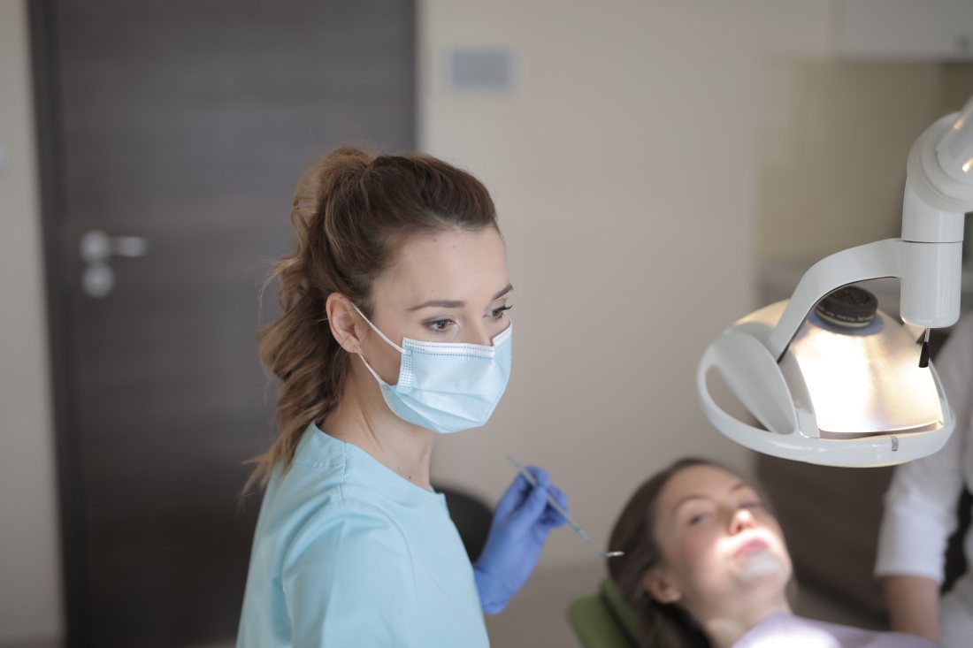 Odontóloga trabajando junto al equipo dental.