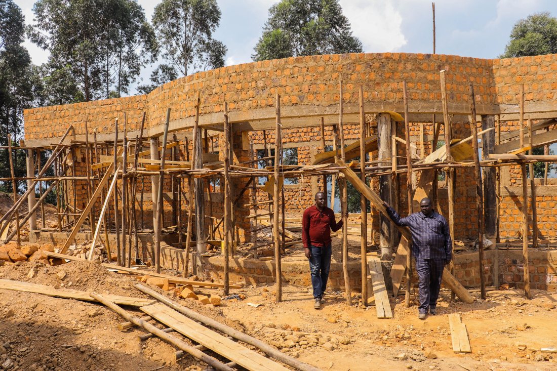 Obra en construcción con andamios de madera.