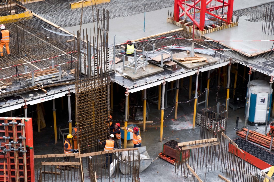Faena con enfierradura y moldajes en pleno trabajo.