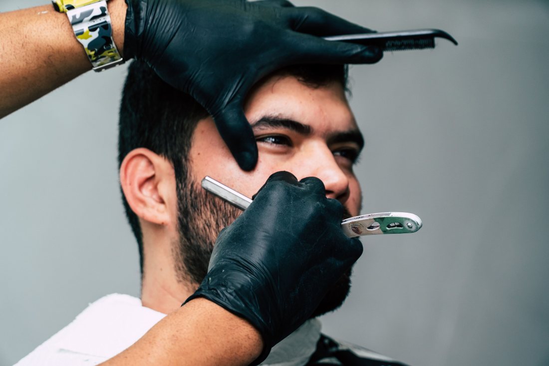 Afeitado con navaja durante el arreglo de barba.