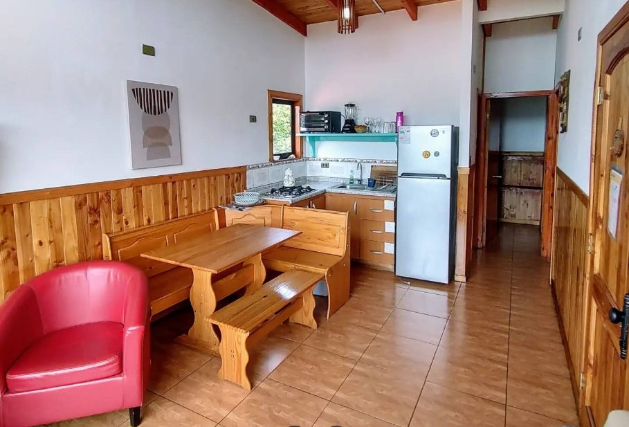 Cocina equipada y comedor de la Cabaña 1