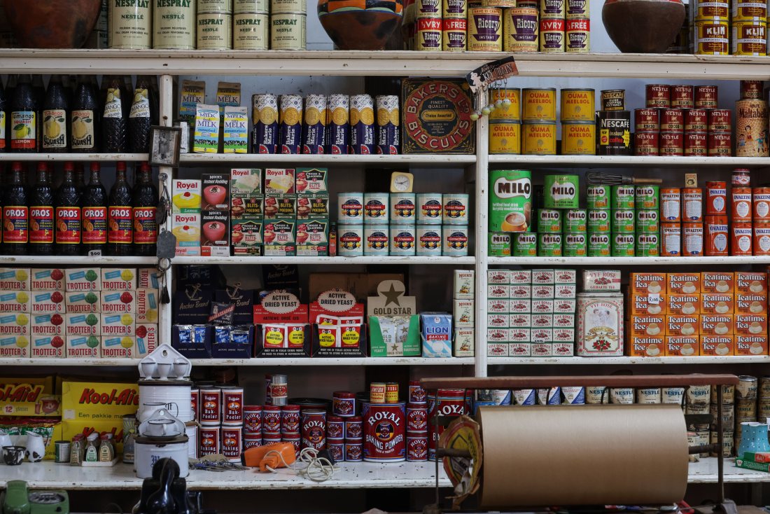 Estantería de almacén con productos ordenados.