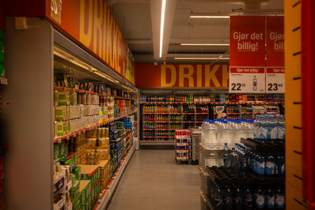Pasillo de bebidas en una sala de ventas.