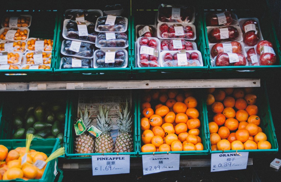 Cajas de fruta y verdura ordenadas en el mesón.