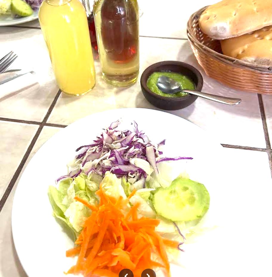 Ensalada surtida con pan amasado y ají casero