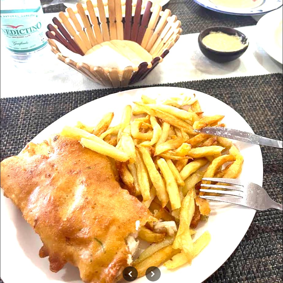 Merluza frita con papas fritas