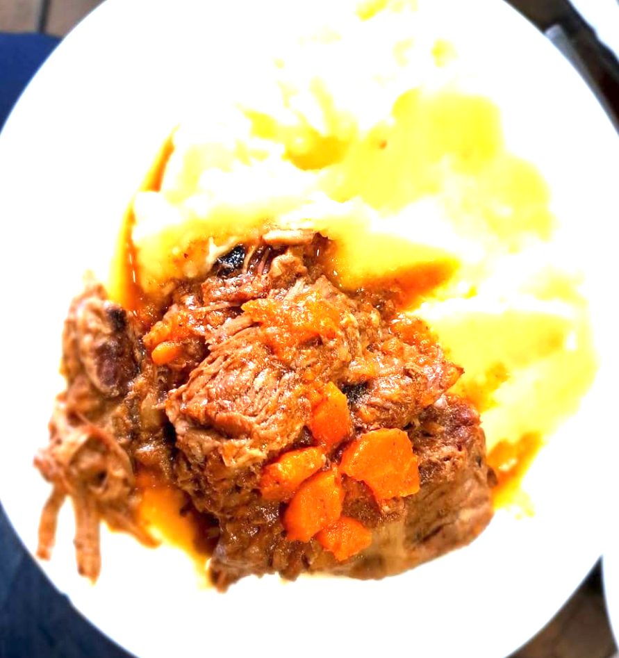 Carne mechada con puré, recién servida