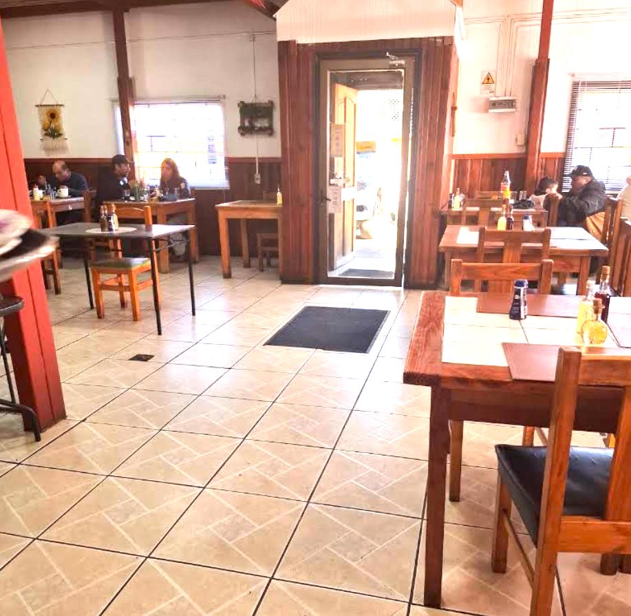 Salón del primer piso con las mesas puestas