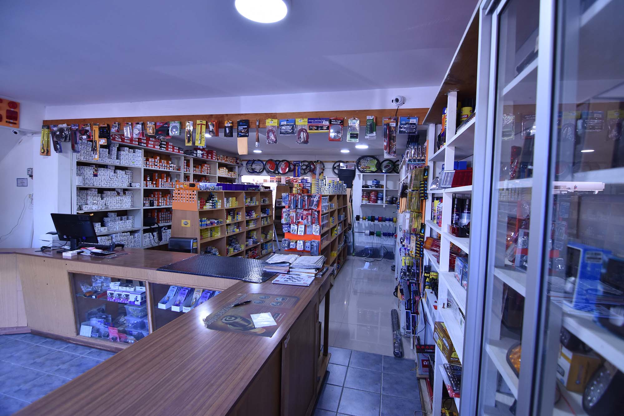 Interior de Repuestos Palma en Julio Zegers 749, Villarrica: mesón de atención y estanterías con repuestos