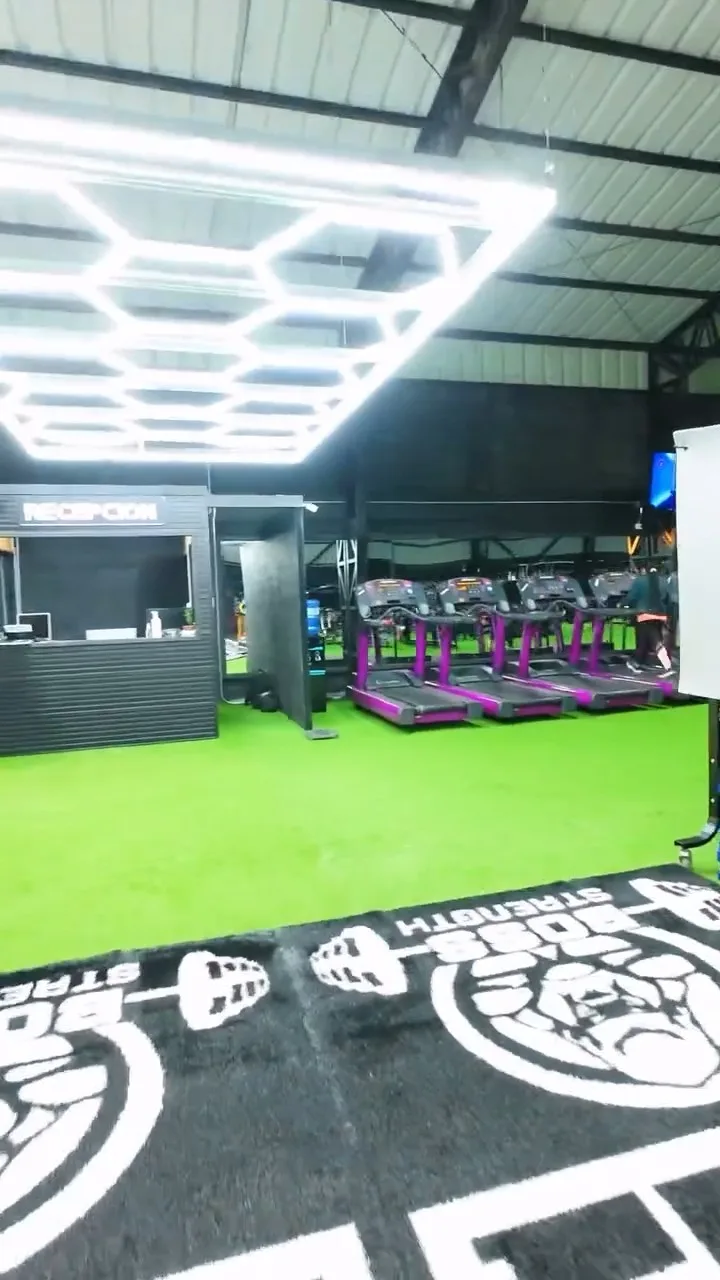 El logo del gimnasio pintado sobre el pasto sintético