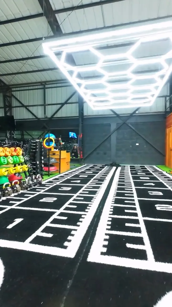 Sala de clases con luces hexagonales en el techo