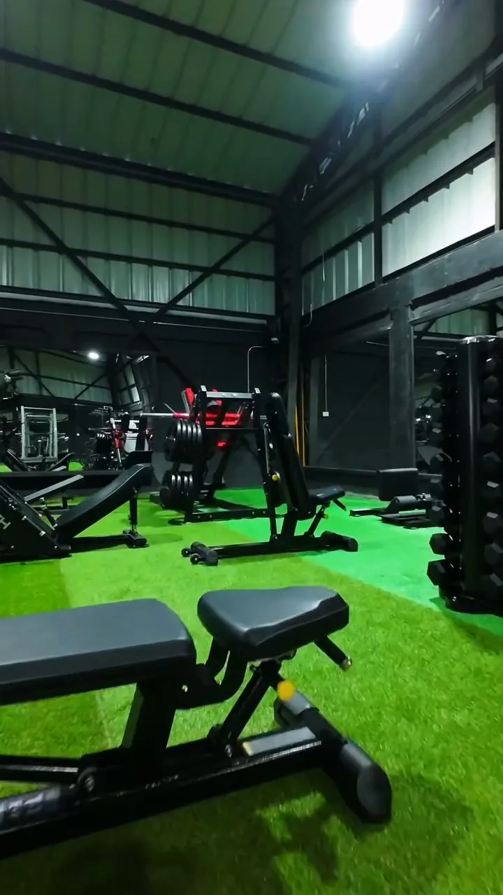 Fila de máquinas de musculación