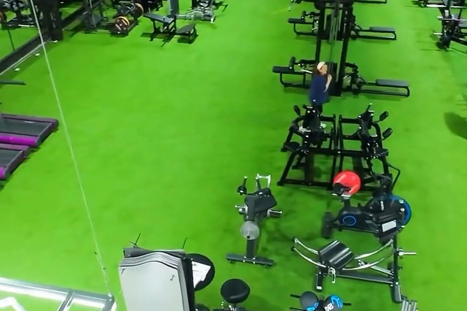 Pasillo del gimnasio con luces en el techo
