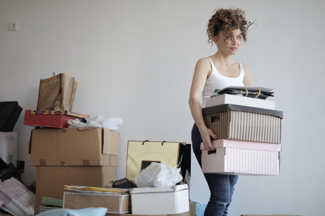 Cajas de mudanza apiladas y listas para cargar.