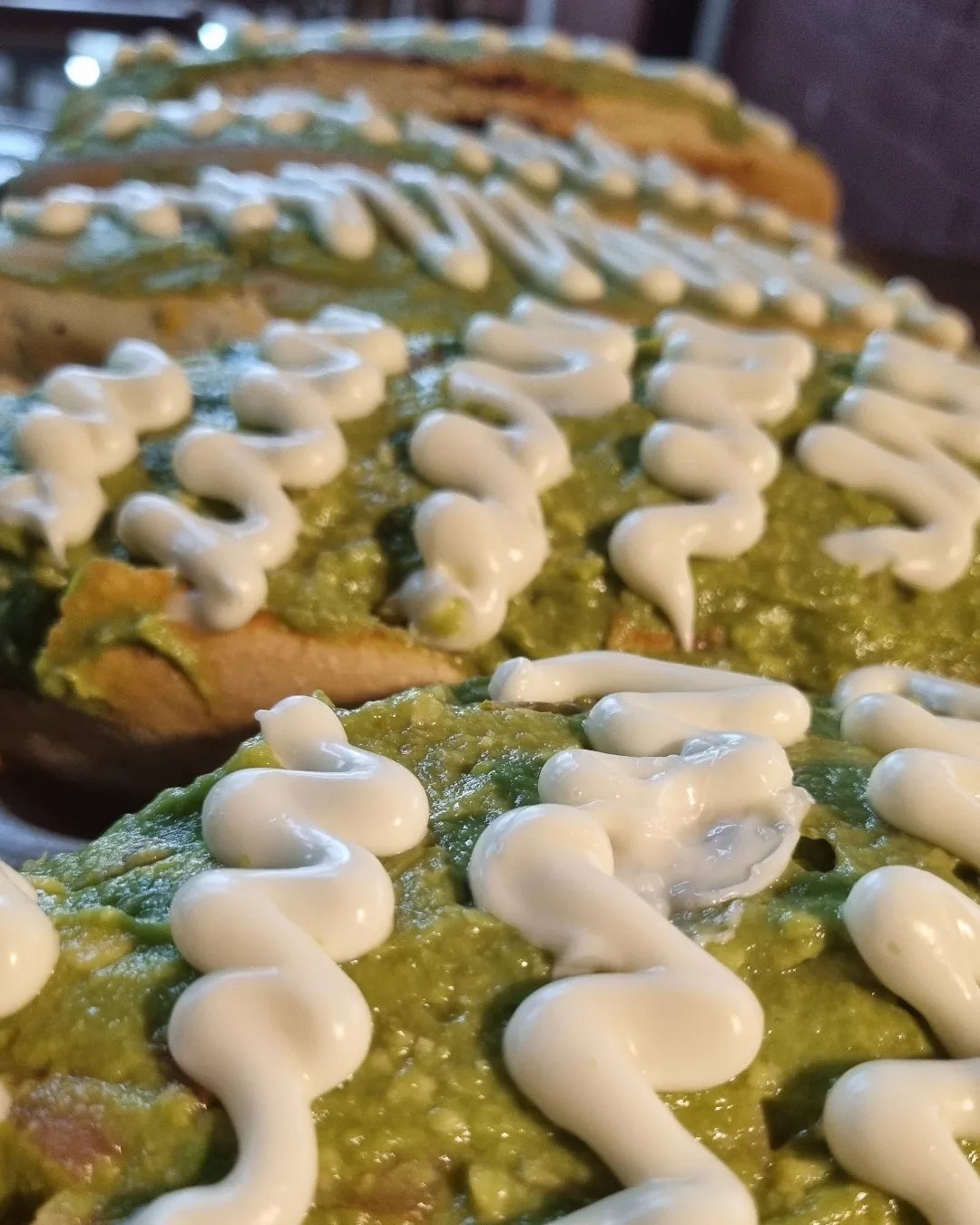 Sándwiches de la casa con palta y mayonesa recién preparados