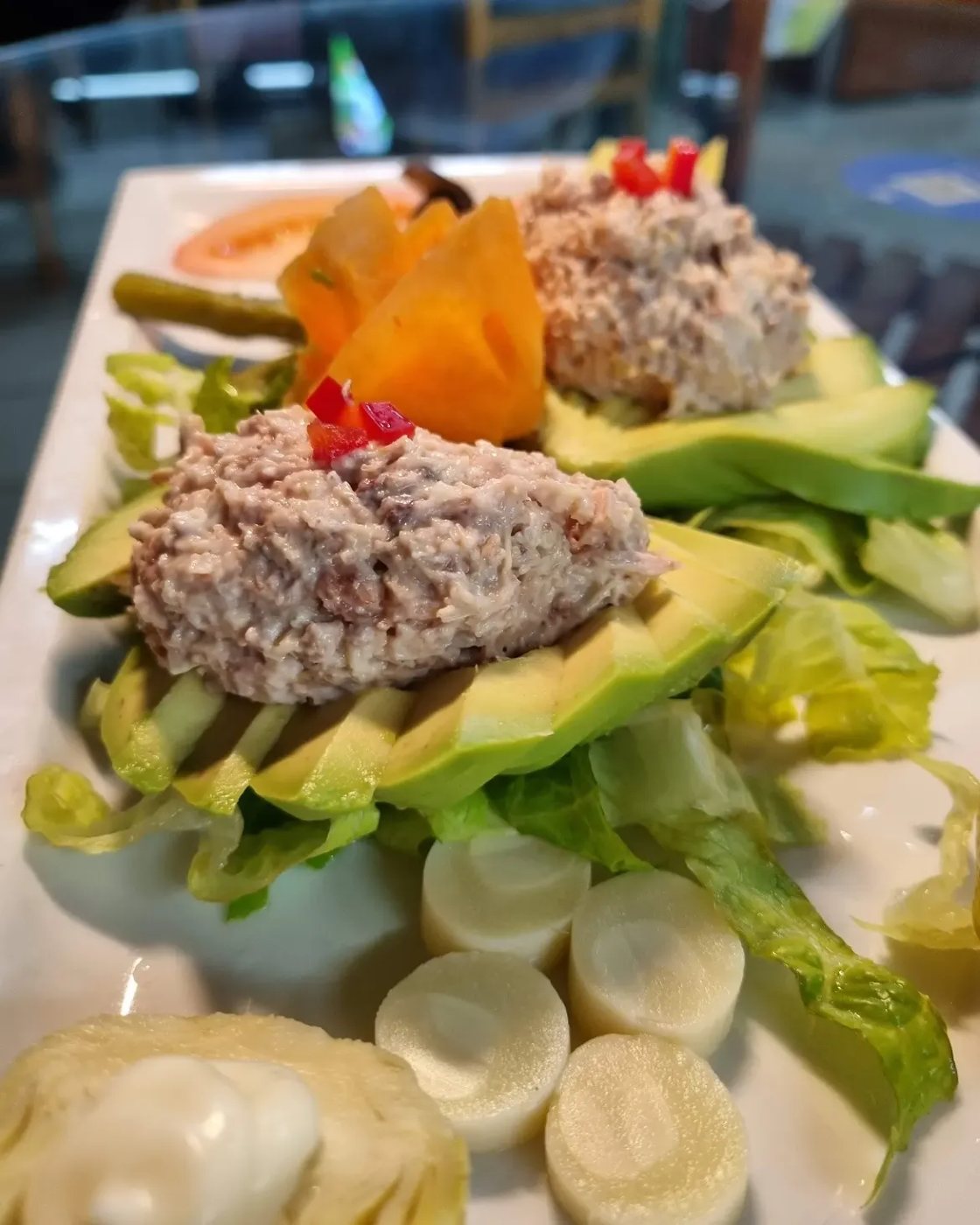 Palta reina servida con palmitos, tomate y lechuga